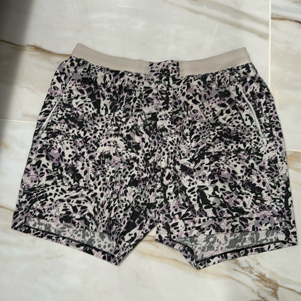 FUN PATTERN Lululemon Men’s License to Train Short 7” Inseam Linerless Size XL